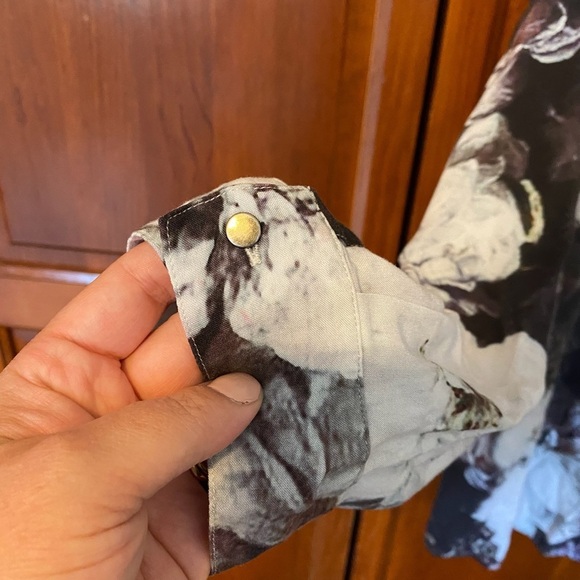 Soft Surroundings Large Bold Floral Print Button Front Shirt Size 1X - Picture 4 of 7